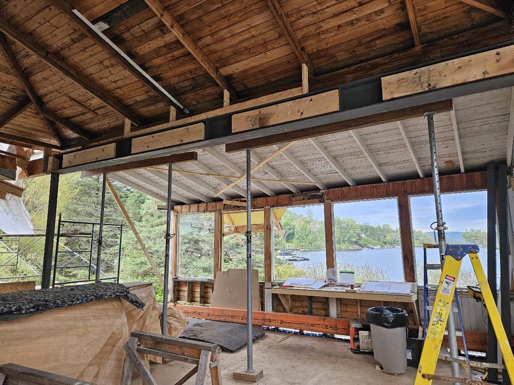 Charpente de bois et toiture d'un chalet en construction par ASA.