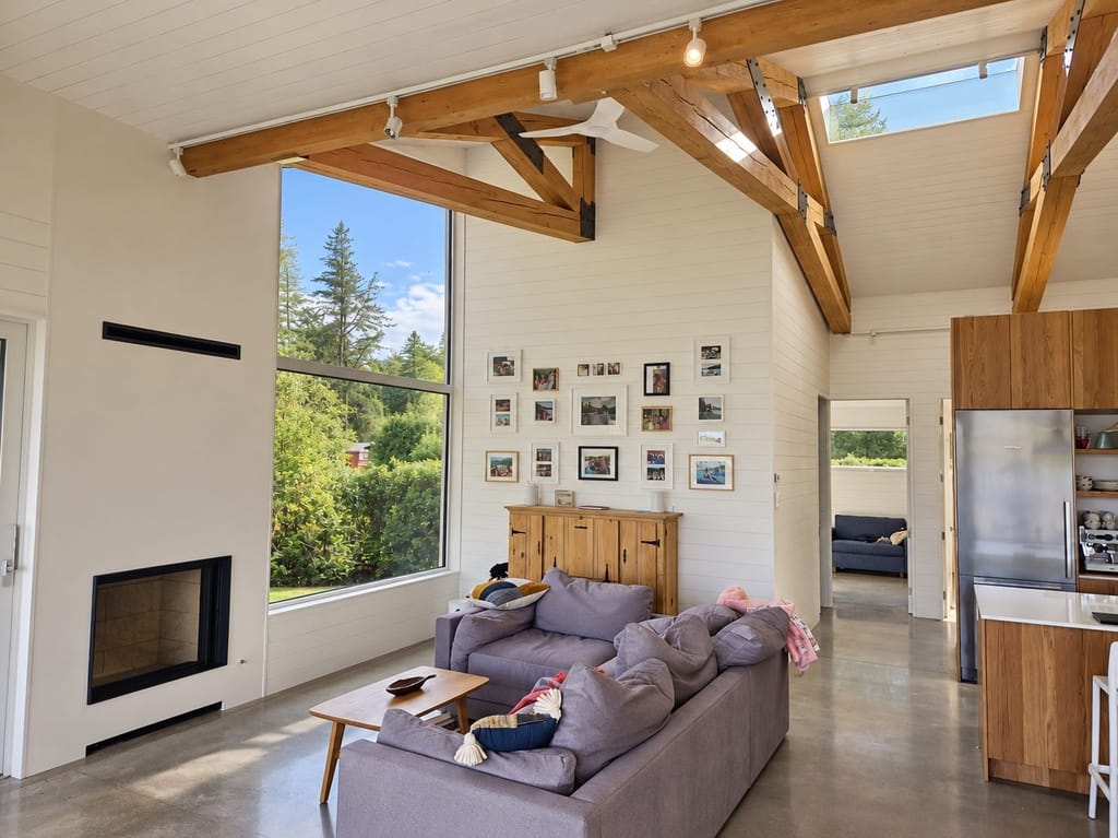 Intérieur d'un chalet livré par ASA : poutres de bois apparentes et mur vitré sur le lac.