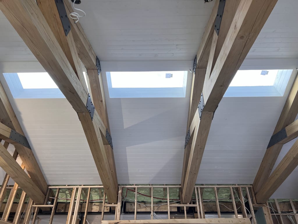 Charpente et puits de lumière du chalet de Saint-Hippolyte pendant la transformation.