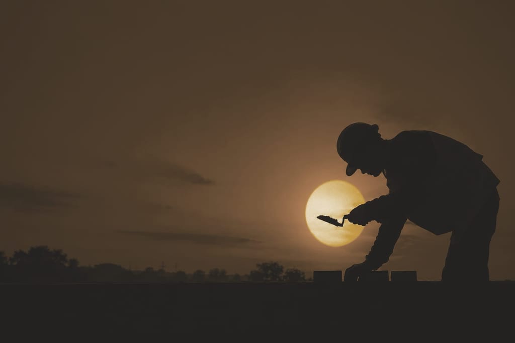 Briquetage sur un chantier d'ASA, au coucher du soleil.