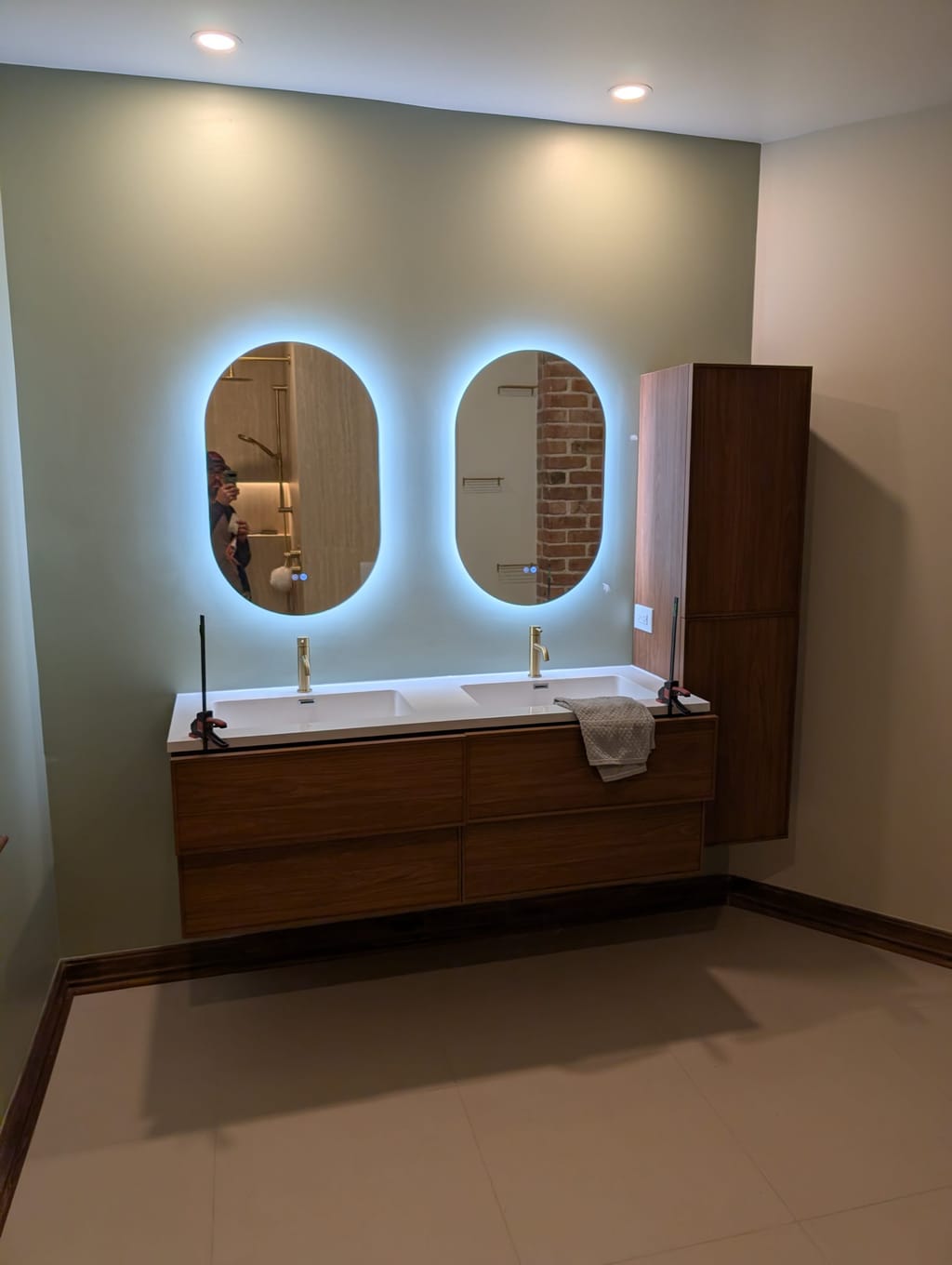 Miroirs éclairés d'une salle de bain finie par ASA.