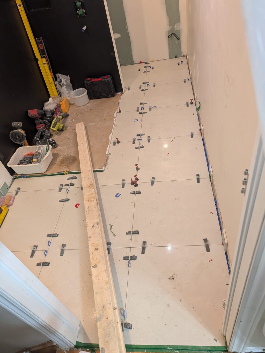 Plancher de salle de bain mis à nu et préparé avant la membrane et la chape.