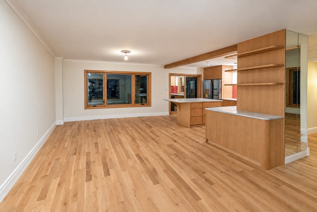 Sous-sol fini par ASA : plancher de bois et rangement intégré sorti de l'atelier.