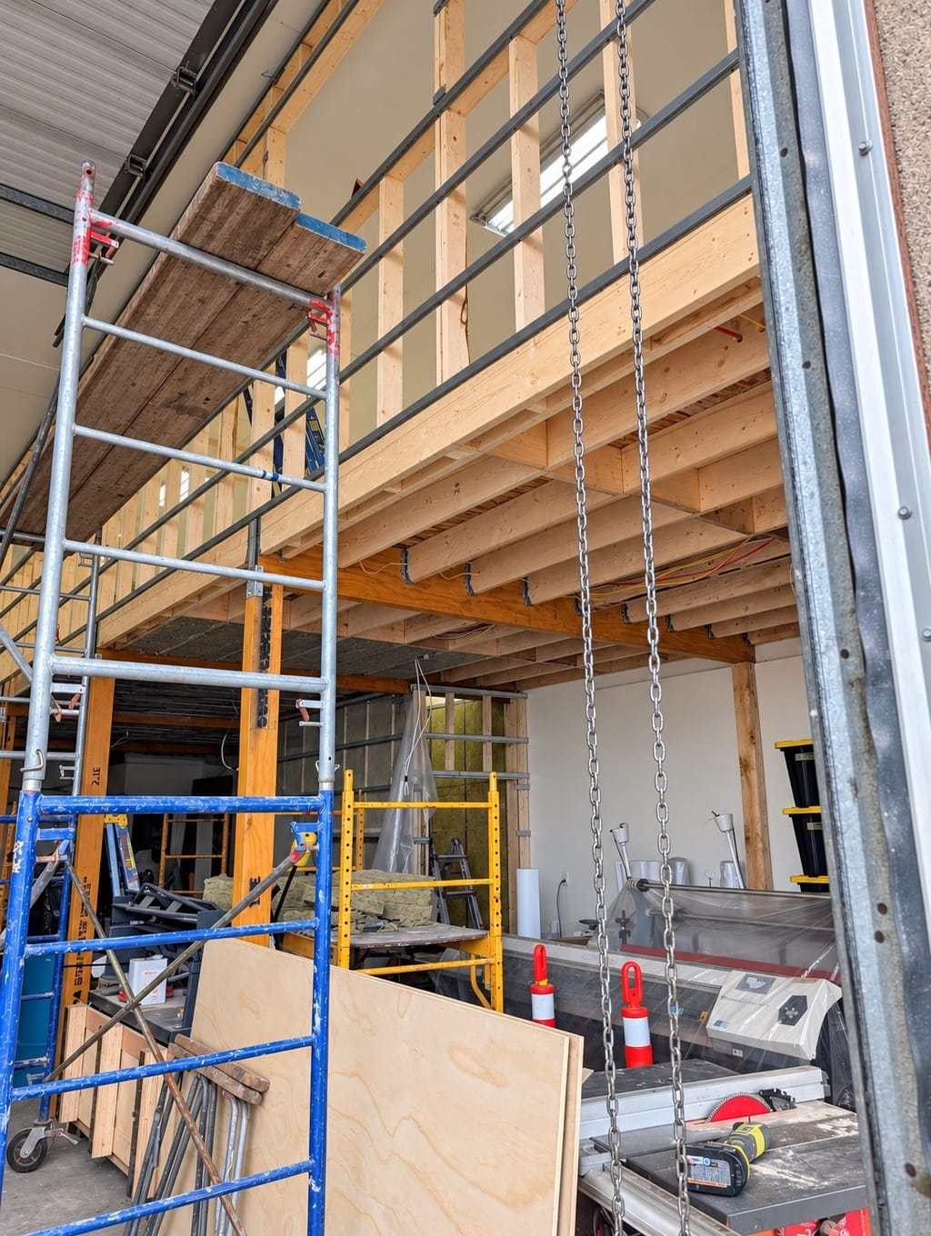 Échafaudage intérieur dans un plex pendant l'ouverture d'un mur porteur.