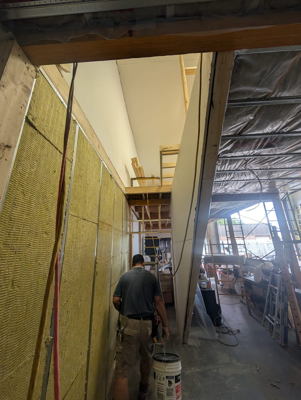 Mur de structure et isolation sur un chantier de plex.