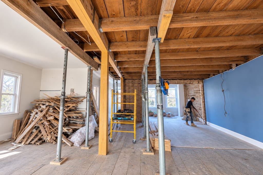 Mur porteur ouvert dans un plex montréalais : la poutre neuve reprend la charge pendant les travaux.